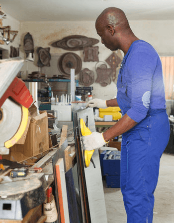 Artisan dans son atelier en train de travailler