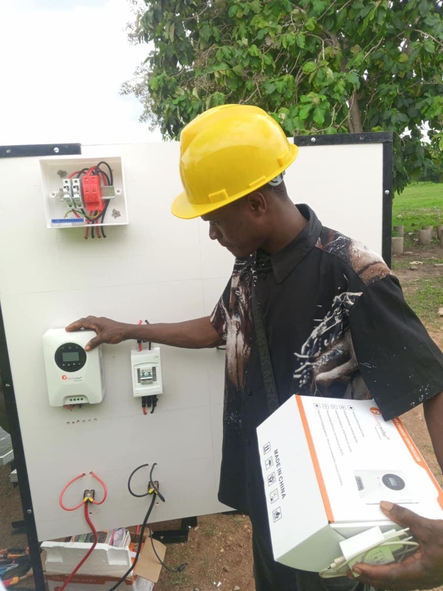 Installation, dépannage et maintenant : Ves-Bénin électrifié vos projets.